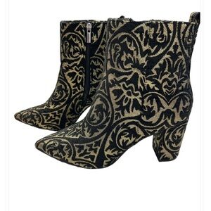 🖤💛 Stylish Textured Black & Gold booties - NEVER WORN 🖤💛